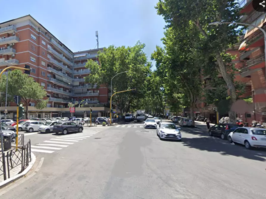 Immagine 2 di Negozio in vendita  in via della magliana a Roma
