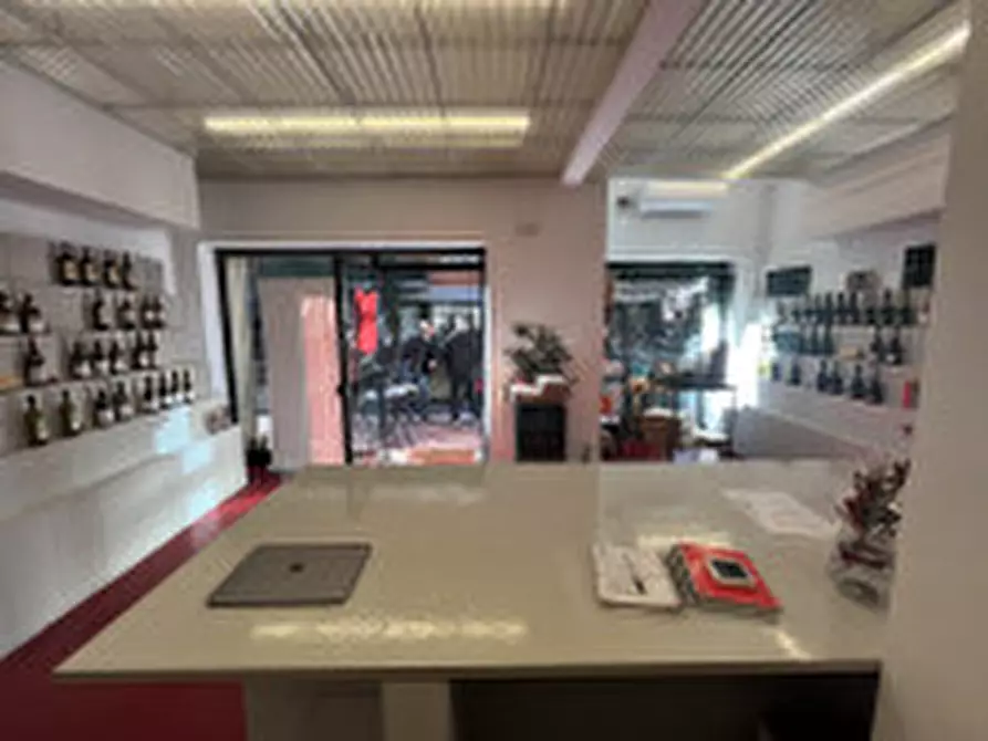 Immagine 4 di Negozio in vendita  in via antonio serra a Roma