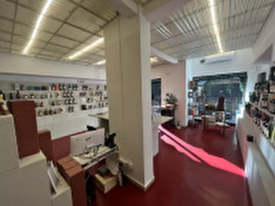 Immagine 8 di Negozio in vendita  in via antonio serra a Roma