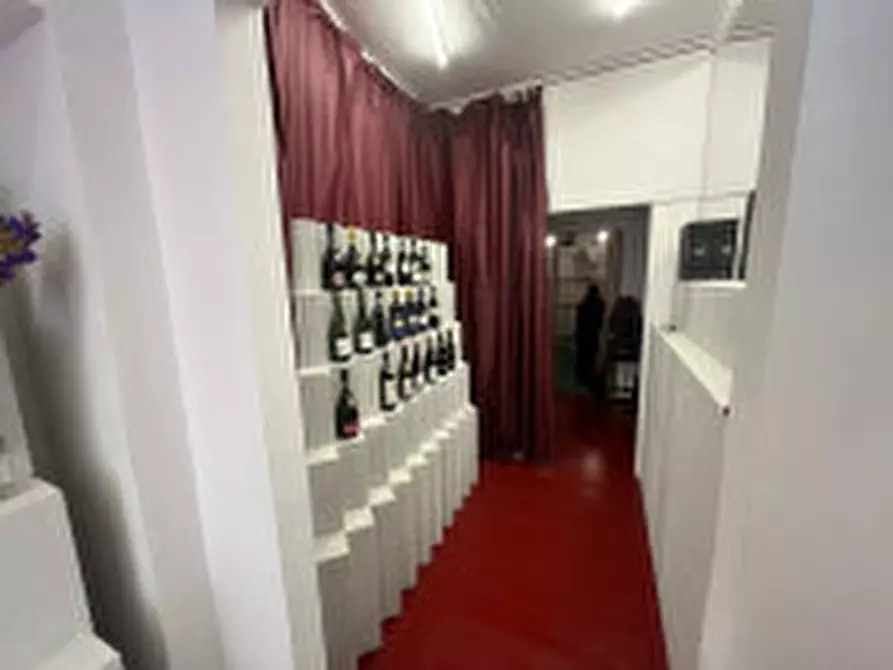 Immagine 9 di Negozio in vendita  in via antonio serra a Roma