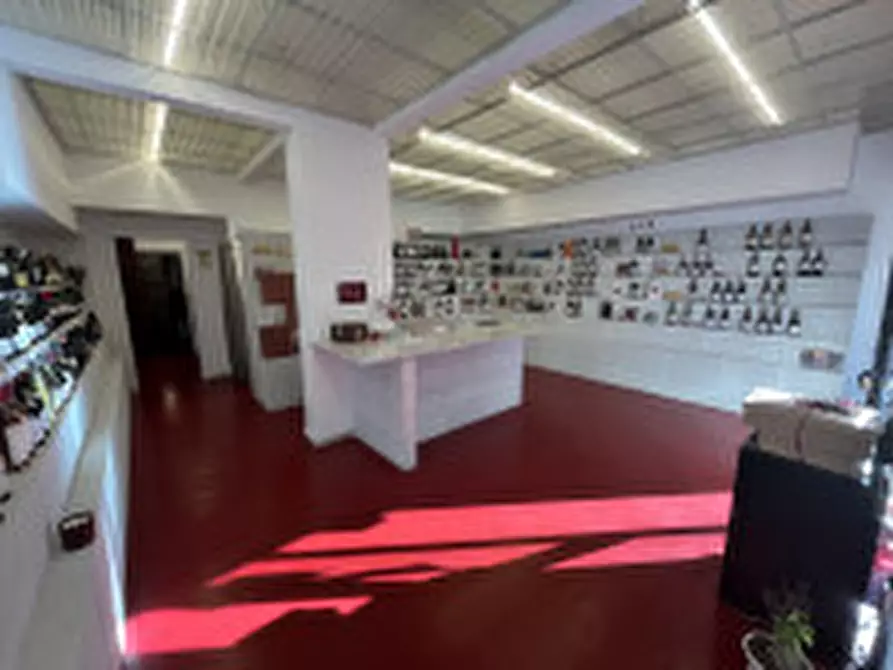 Immagine 17 di Negozio in vendita  in via antonio serra a Roma