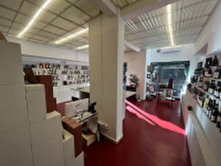 Immagine 20 di Negozio in vendita  in via antonio serra a Roma