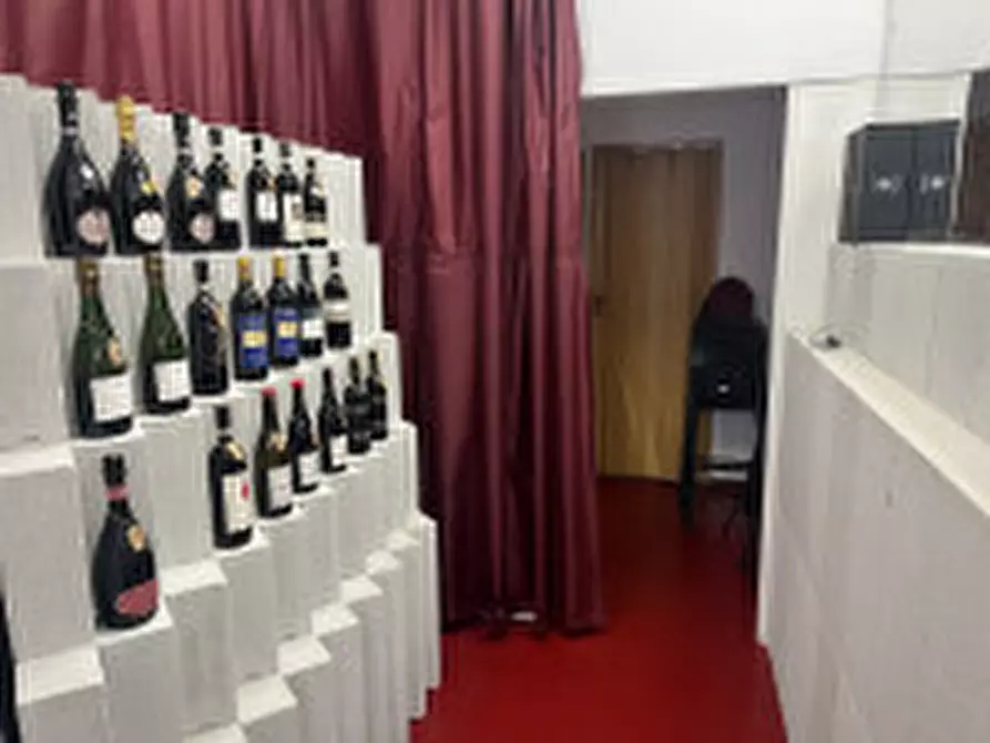 Immagine 23 di Negozio in vendita  in via antonio serra a Roma