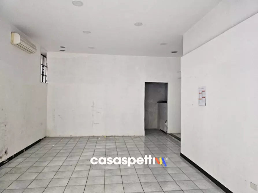 Immagine 5 di Negozio in vendita  in Via Arce, 32 a Salerno