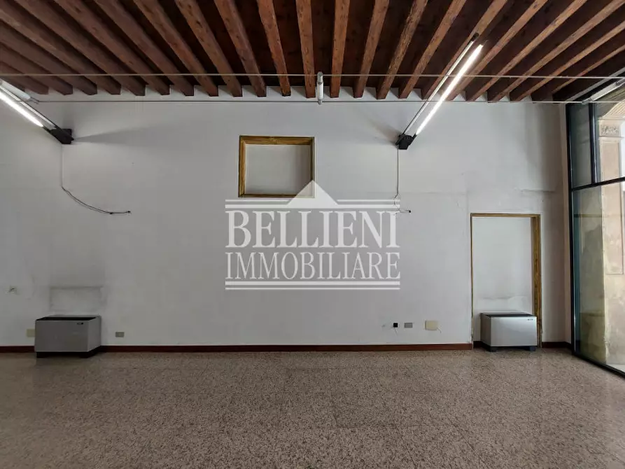 Immagine 3 di Negozio in vendita  in Piazza Castello a Vicenza
