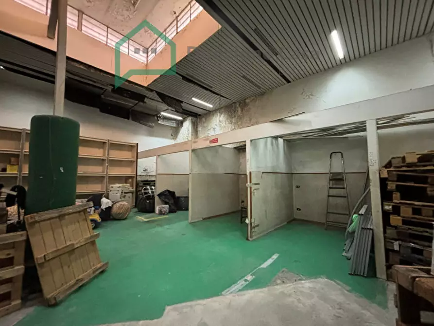 Immagine 7 di Negozio in affitto  in via del trivio,7 a Napoli