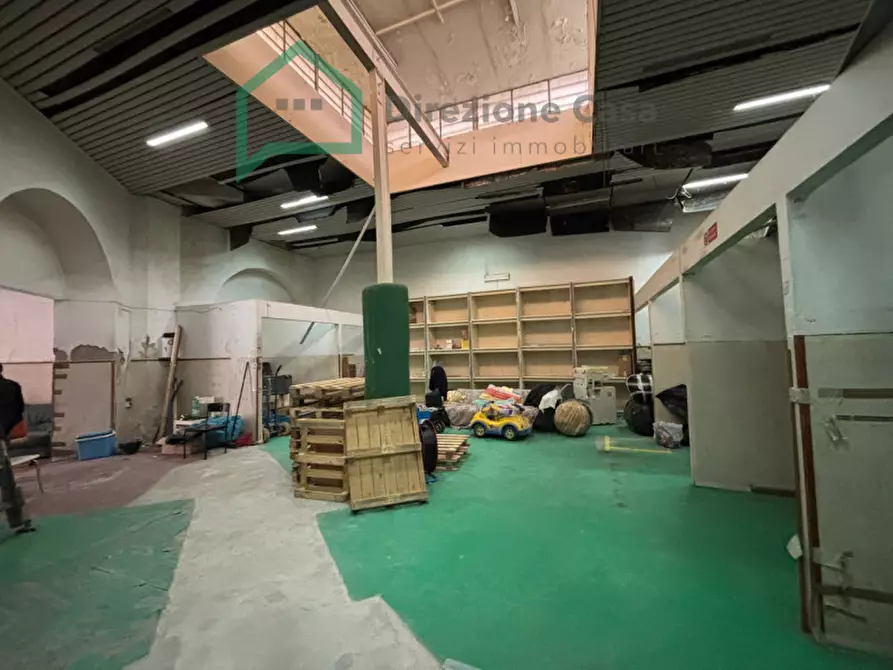 Immagine 10 di Negozio in affitto  in via del trivio,7 a Napoli