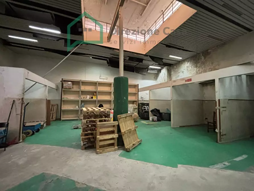 Immagine 11 di Negozio in affitto  in via del trivio,7 a Napoli