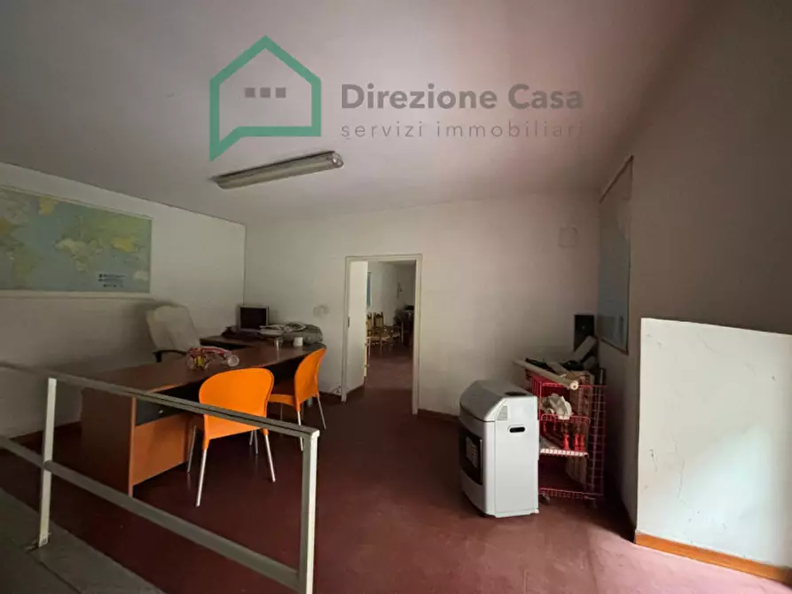 Immagine 25 di Negozio in affitto  in via del trivio,7 a Napoli