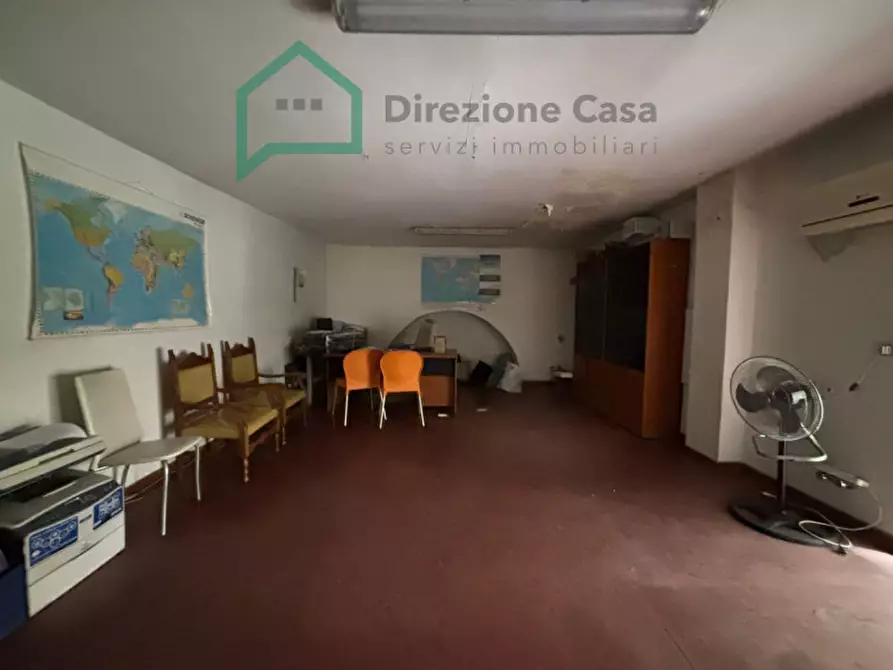 Immagine 28 di Negozio in affitto  in via del trivio,7 a Napoli