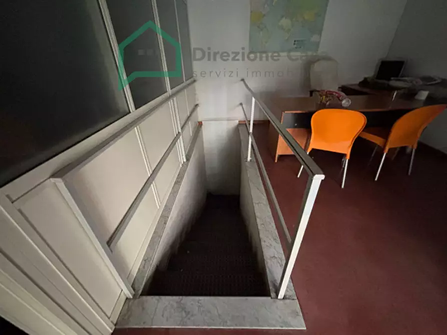 Immagine 31 di Negozio in affitto  in via del trivio,7 a Napoli