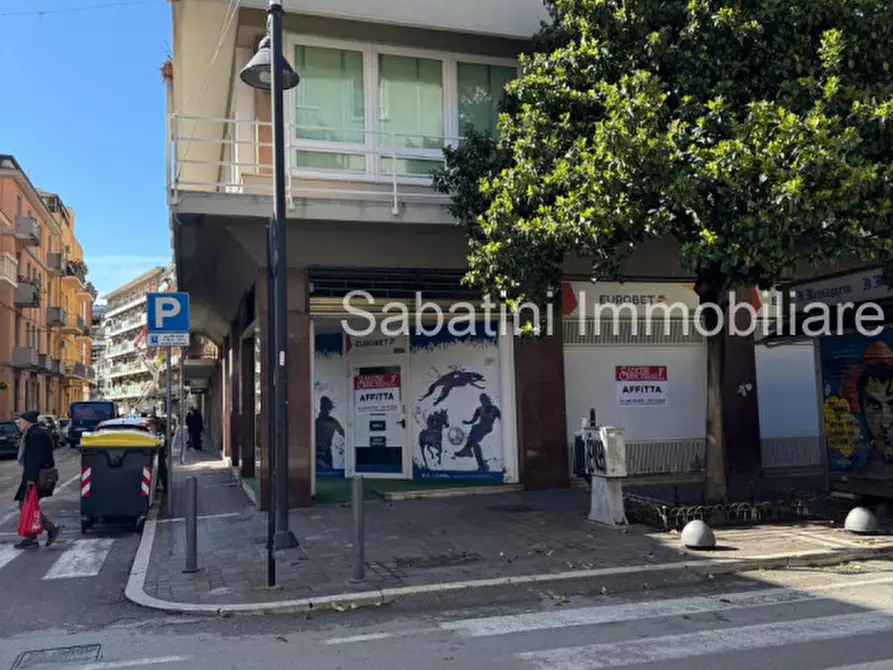 Immagine 1 di Negozio in affitto  in Via Nicola Fabrizi, 103 a Pescara