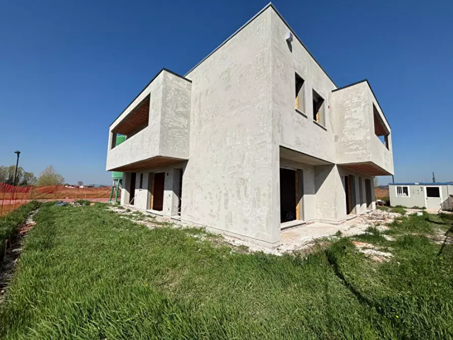 Immagine 4 di Casa trifamiliare in vendita  in PIAZZA LIBERAZIONE a Vo