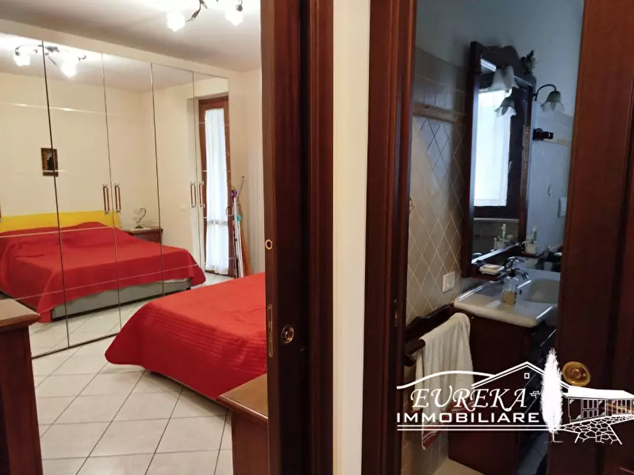 Immagine 8 di Appartamento in vendita  in via del giglio a Castiglione Del Lago