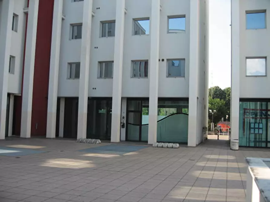 Immagine 1 di Negozio in vendita  in viale piacenza 33 a Parma