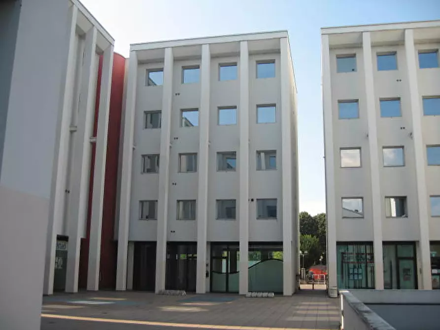 Immagine 3 di Negozio in vendita  in viale piacenza 33 a Parma