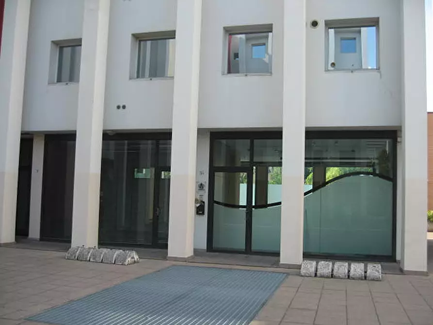 Immagine 4 di Negozio in vendita  in viale piacenza 33 a Parma