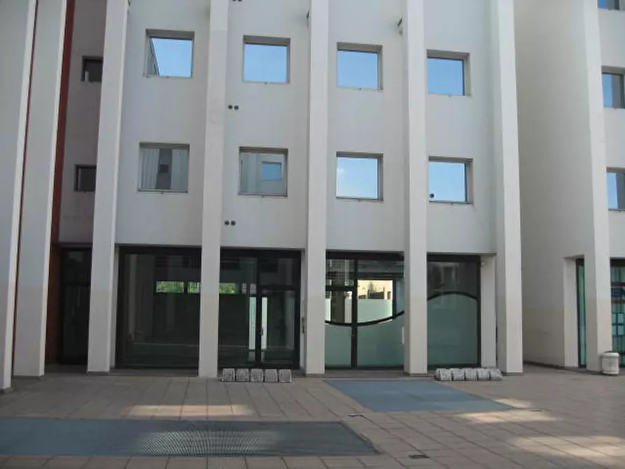 Immagine 6 di Negozio in vendita  in viale piacenza 33 a Parma