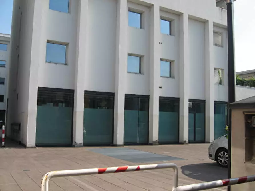 Immagine 8 di Negozio in vendita  in viale piacenza 33 a Parma