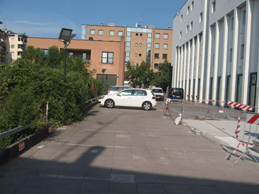 Immagine 11 di Negozio in vendita  in viale piacenza 33 a Parma