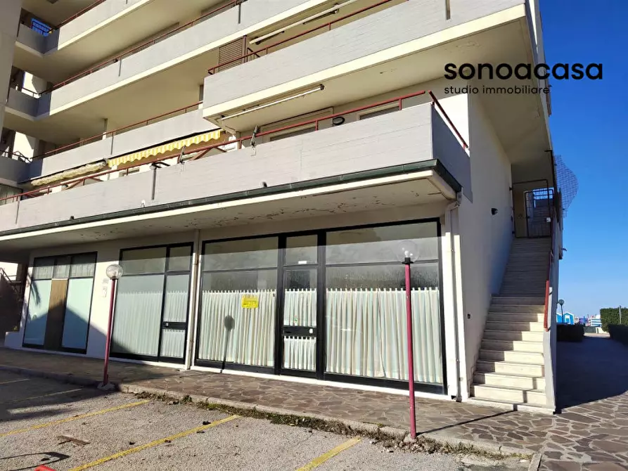 Immagine 3 di Negozio in vendita  in Via Damiano Chiesa 84 a Mondolfo