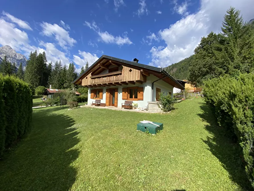 Immagine 1 di Villa in vendita  in Via Valle Ansiei,sn a Auronzo Di Cadore