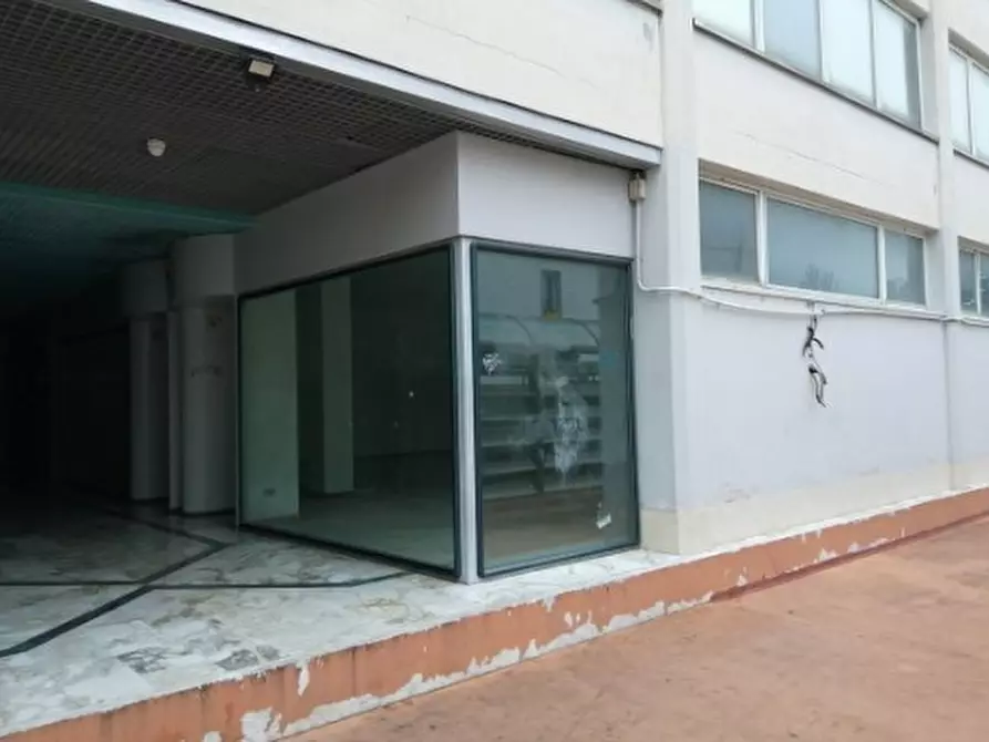 Immagine 1 di Negozio in vendita  in Galleria Nazioni Unite, 21 a Vittorio Veneto