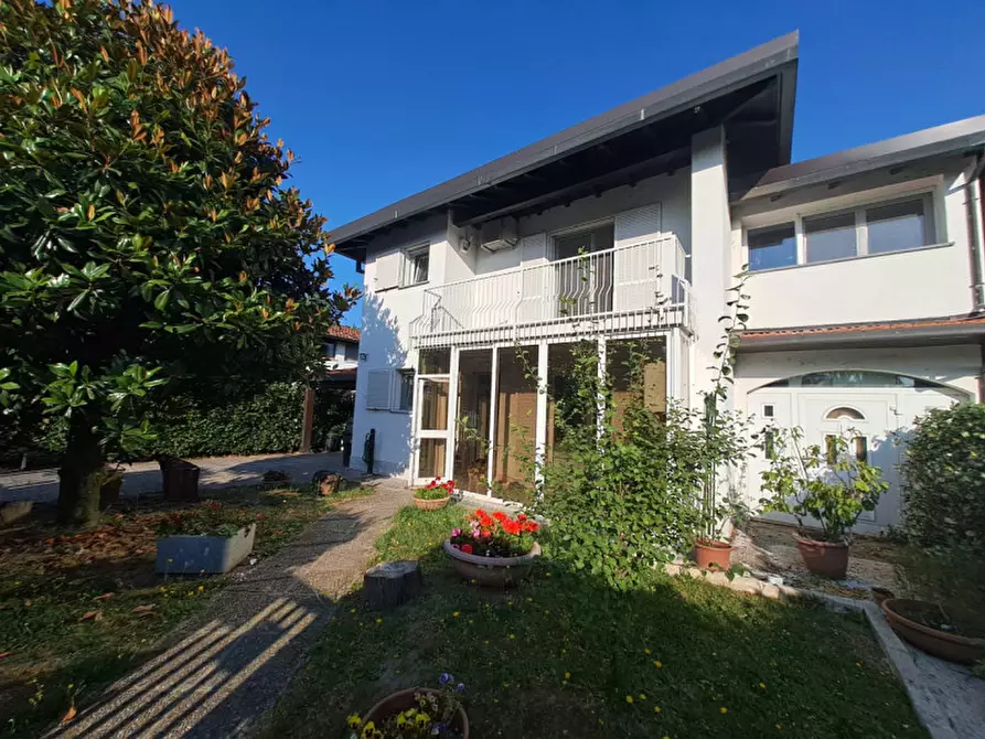 Immagine 1 di Villa in vendita  in Via Aldo Moro a Assago