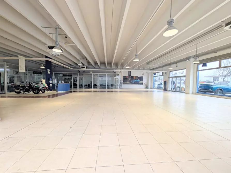 Immagine 2 di Negozio in affitto  in Thiene Via Marco Corner, 5 a Thiene