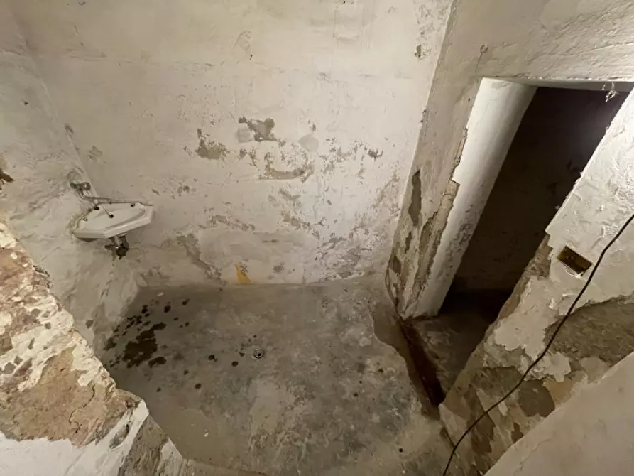 Immagine 5 di Negozio in vendita  in Via Roma, 12 a Todi