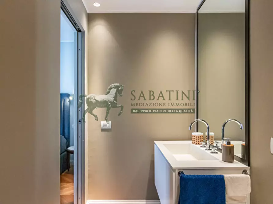 Immagine 17 di Appartamento in vendita  in via Emilio Cornalia 4 a Milano