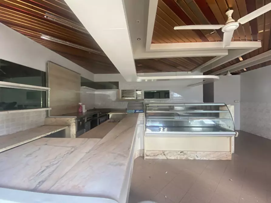 Immagine 1 di Attività commerciale in affitto  in Scali D'Azeglio 38 a Livorno