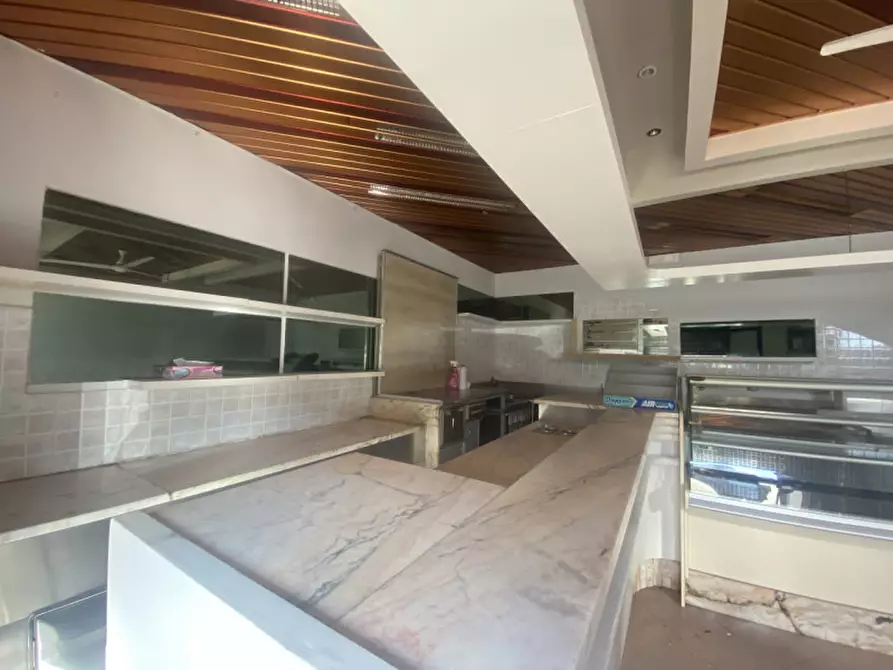 Immagine 3 di Attività commerciale in affitto  in Scali D'Azeglio 38 a Livorno