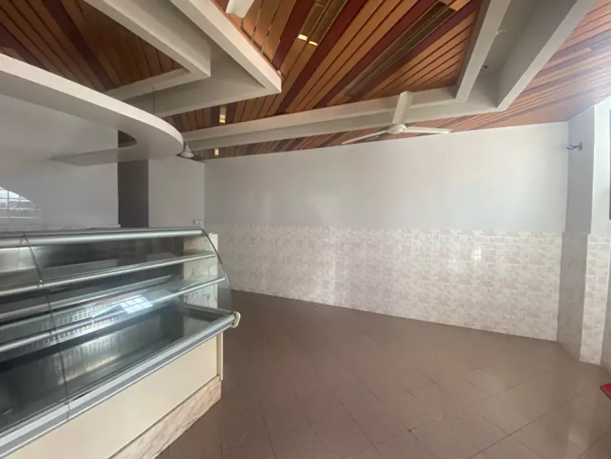 Immagine 4 di Attività commerciale in affitto  in Scali D'Azeglio 38 a Livorno