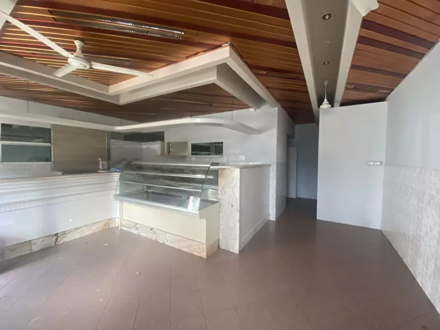 Immagine 5 di Attività commerciale in affitto  in Scali D'Azeglio 38 a Livorno