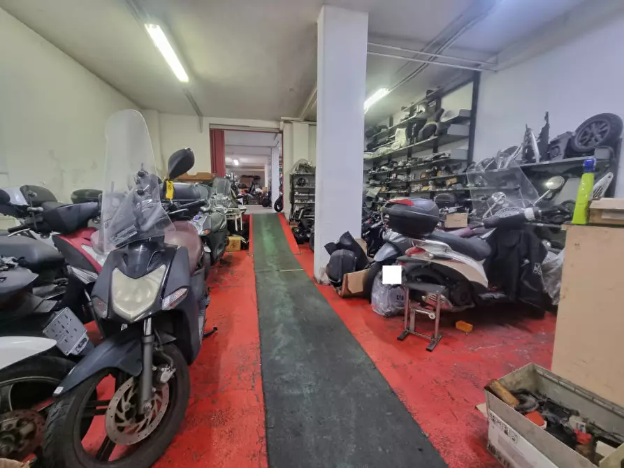 Immagine 4 di Negozio in vendita  in VIA CIRCONDARIA a Firenze