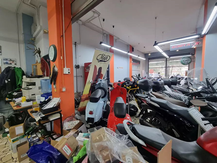 Immagine 6 di Negozio in vendita  in VIA CIRCONDARIA a Firenze