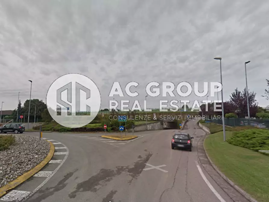 Immagine 10 di Negozio in vendita  in Via Lazzaroni a Saronno