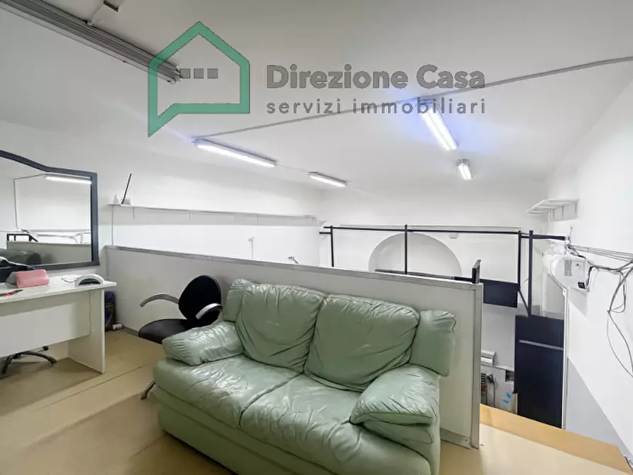 Immagine 12 di Negozio in vendita  in VIA GIUSEPPE PICA a Napoli