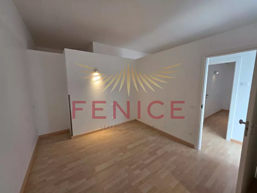 Immagine 1 di Negozio in affitto  in PIAZZA PARIGI 25 a Montebelluna