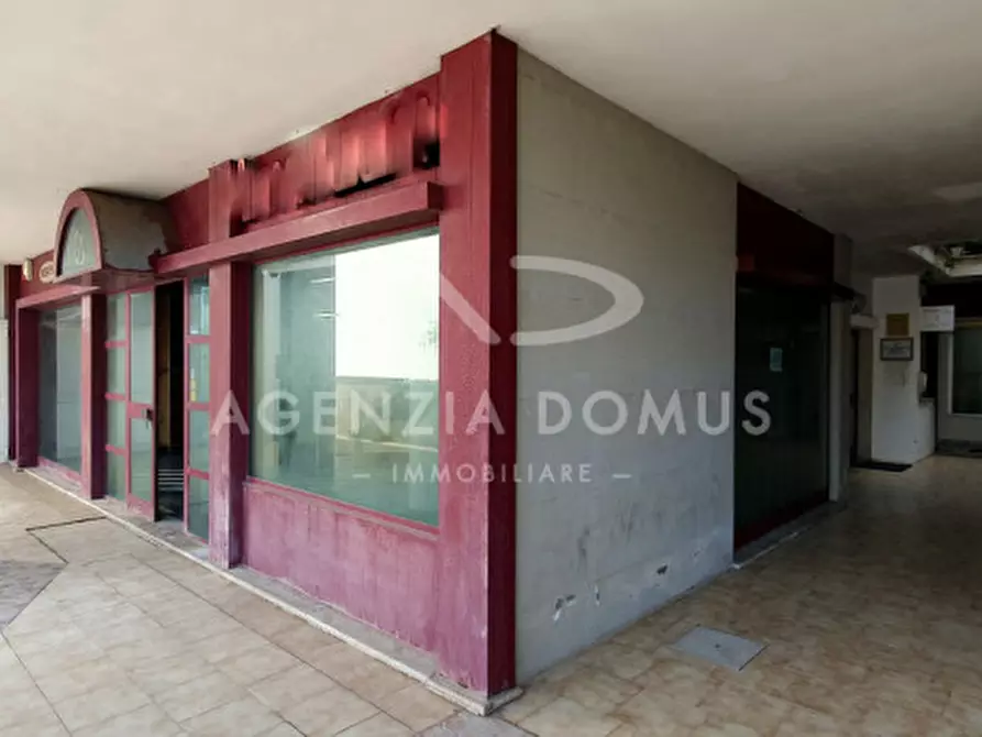 Immagine 1 di Negozio in vendita  in Via Salomone a Racale