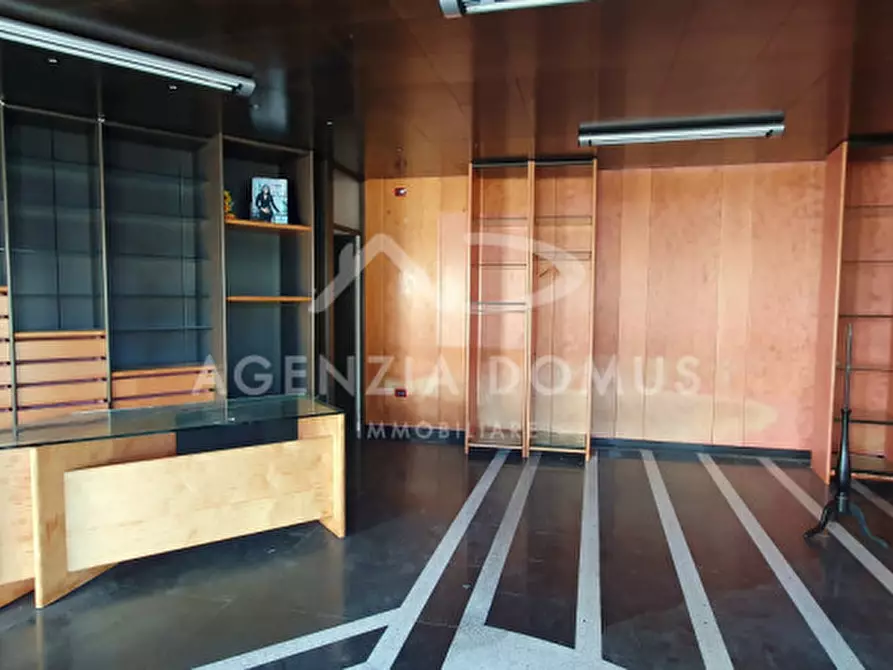 Immagine 5 di Negozio in vendita  in Via Salomone a Racale