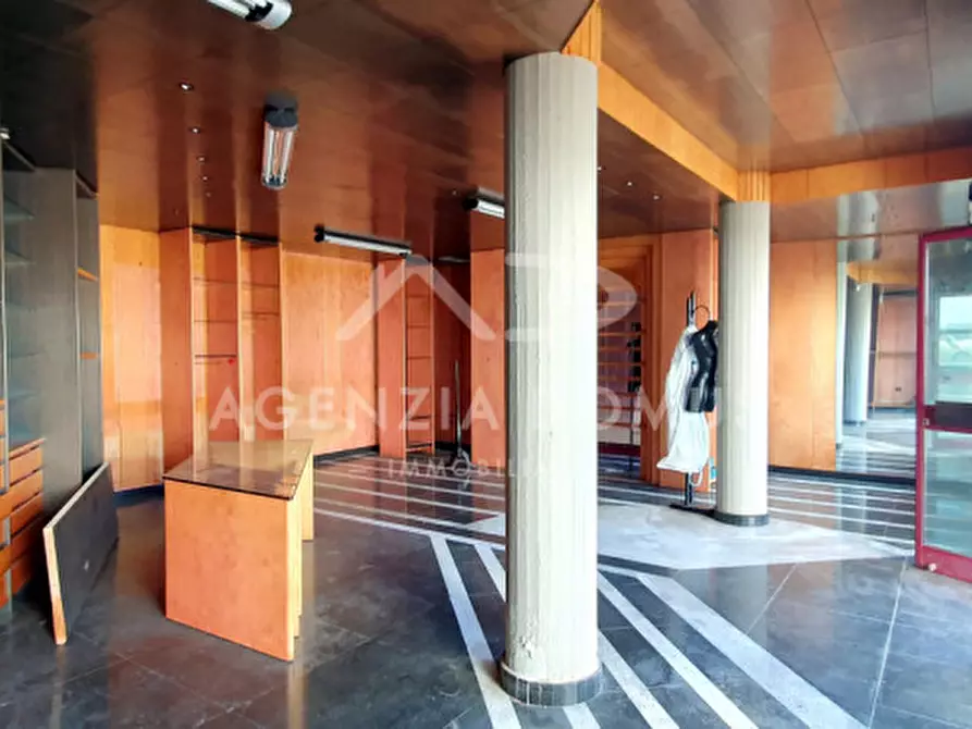 Immagine 7 di Negozio in vendita  in Via Salomone a Racale