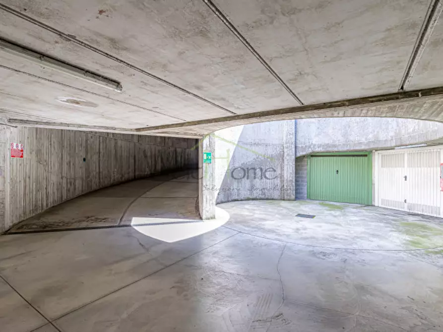 Immagine 1 di Garage in vendita  in Via Palestro a Como