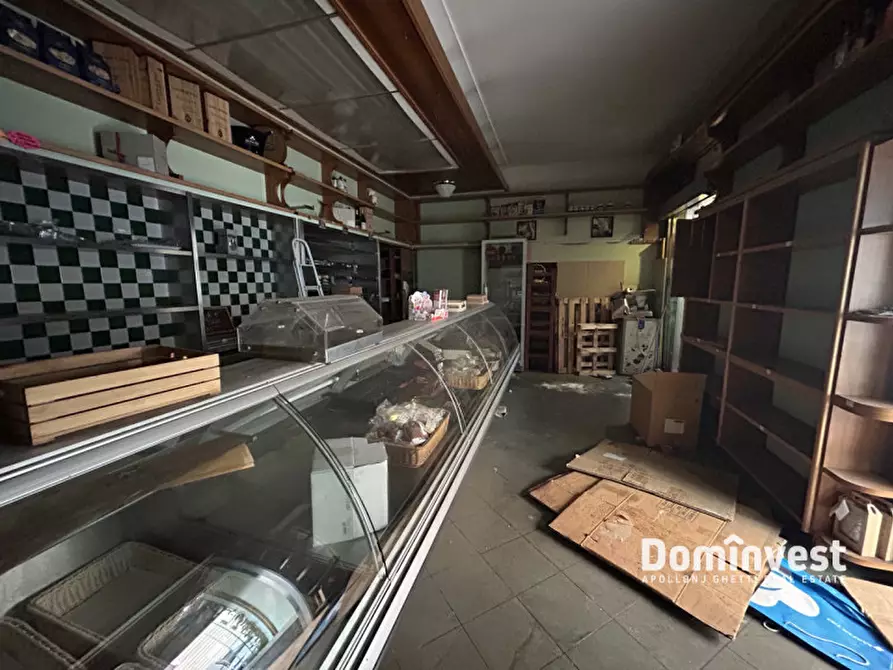 Immagine 8 di Negozio in affitto  in Via po a Roma