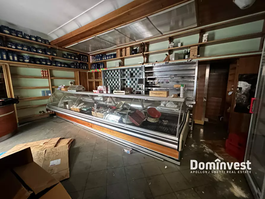 Immagine 9 di Negozio in affitto  in Via po a Roma