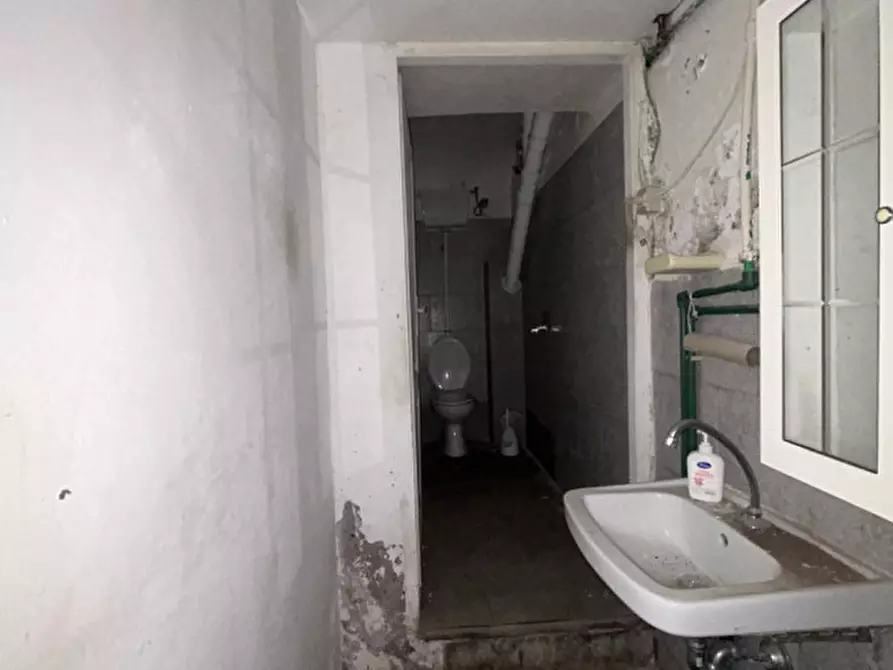 Immagine 18 di Negozio in affitto  in Via po a Roma