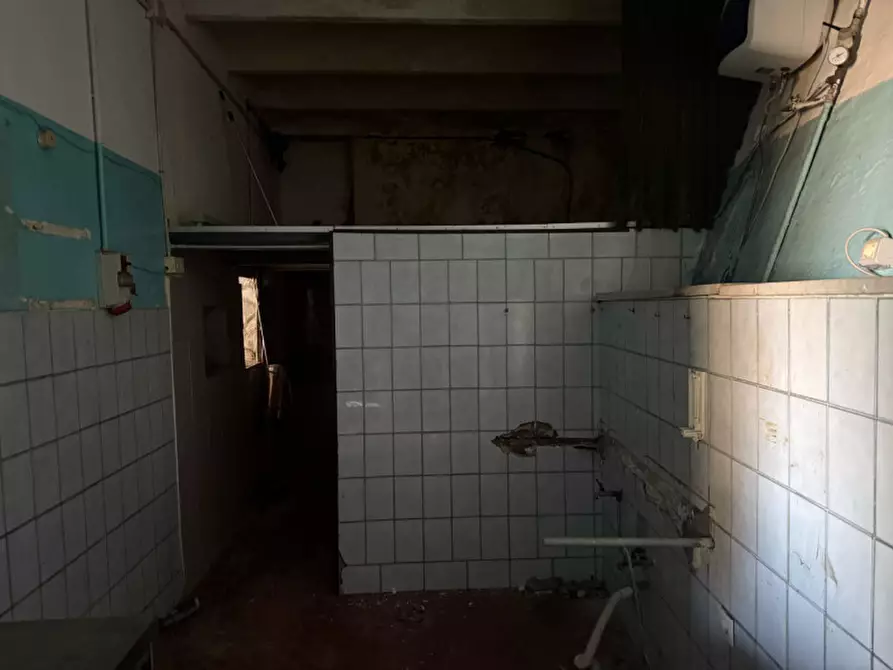 Immagine 3 di Attività commerciale in affitto  in Piazza del Santuario 18 a Livorno