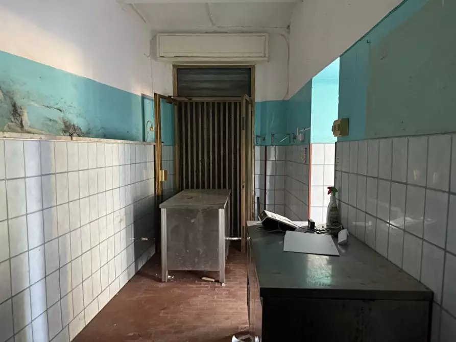 Immagine 4 di Attività commerciale in affitto  in Piazza del Santuario 18 a Livorno
