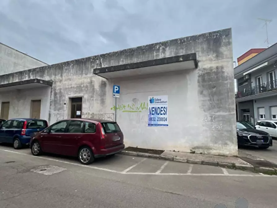Immagine 1 di Palazzo in vendita  in via puglia angolo via abbruzzi a San Cesario Di Lecce